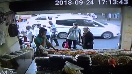 Yanına yaklaştıkları kadının cüzdanını cebinden böyle çaldılar