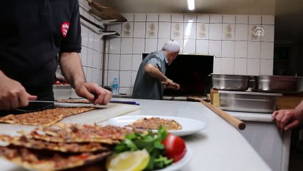 Konya'nın 62 yıllık etli ekmek ustası