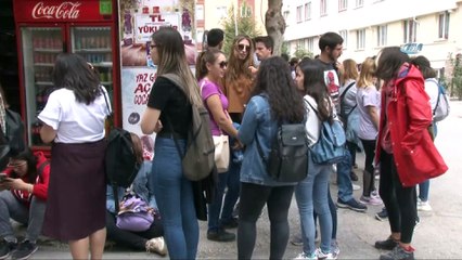 Kursa kayıt olmak için metrelerce kuyruk oluşturdular