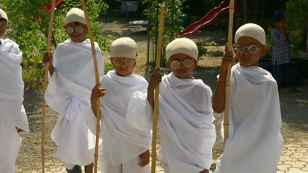 Verkleidete Schüler feiern Gandhi