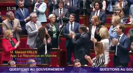 Скачать видео: La standing-ovation des députés LREM en hommage à Manuel Valls perturbée par les députés de la France Insoumise, qui brandissent des pancartes 