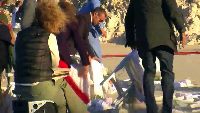 Mickaël Youn pose sa caméra sur la plage de La Saulce