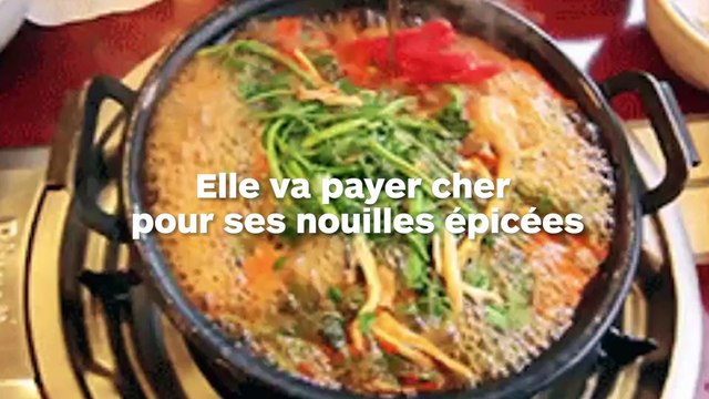 Elle avale des nouilles piquantes et ça passe mal