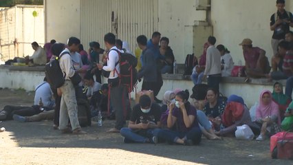 "팔루에 아직 가족이 있다"...술라웨시 남부 공항 장사진 / YTN