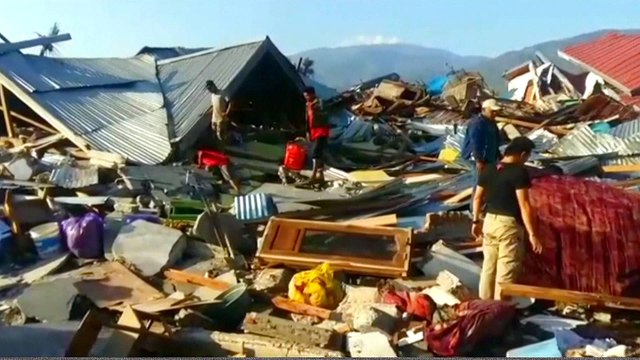 Indonesia plans mass burials for quake and tsunami victims