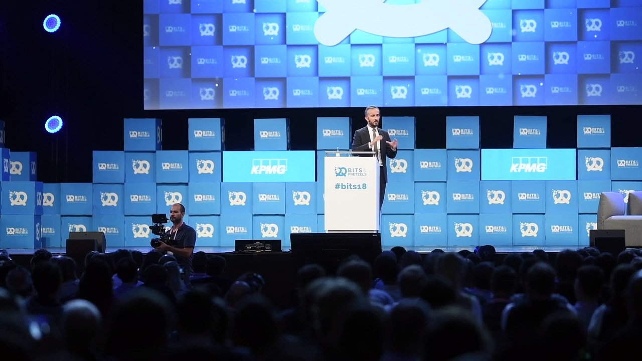 Jan Böhmermann witzelt bei Start-up-Festival