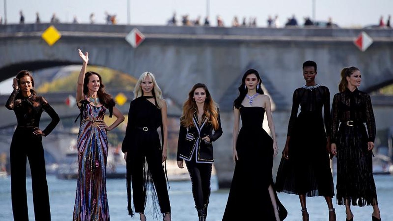 Models statt schiffe: laufsteg auf der seine