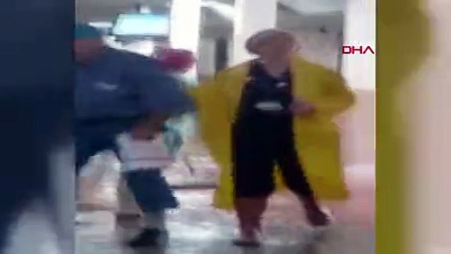 İzmir'de sağanak sonucu Ege Üniversitesi Tıp Fakültesi Hastanesi'ni su bastı