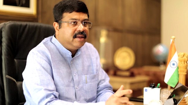 Petrol - Diesel की बढ़ती कीमतों के सवाल पर Dharmendra Pradhan ने फेरा मुंह । वनइंडिया हिंदी