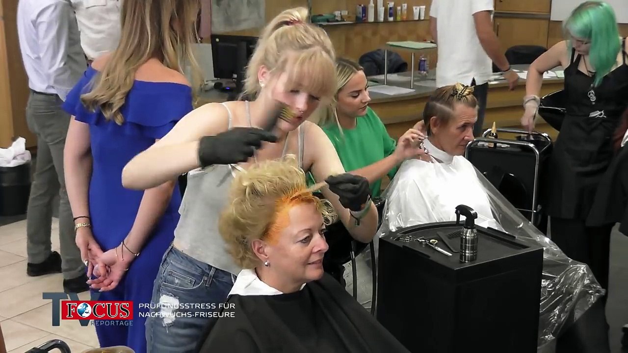 Färben, Föhnen, Frisieren! - Prüfungsstress für Nachwuchs-Friseure- Focus TV Reportage