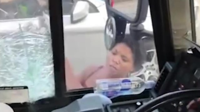 Une femme complètement folle attaque un bus avec un cric de voiture