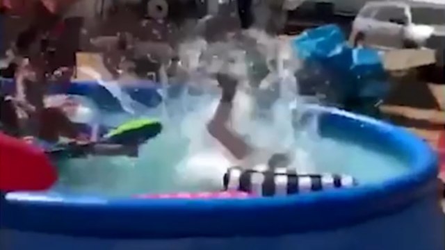 Il s'amuse à sauter dans les piscines de campeurs et se fait tacler par un des propriétaires