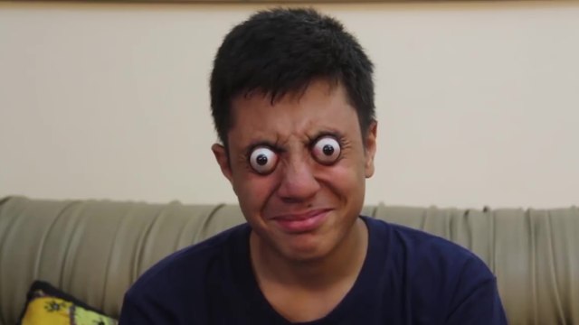 Un adolescent de 16 ans qui arrive à faire sortir ses yeux de ses orbites pendant plus d'une minute