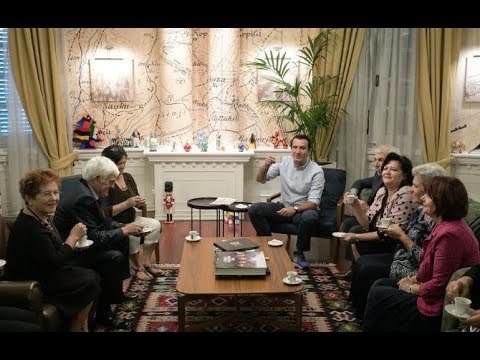 Ora News - Veliaj uron ‘1 Tetorin’: Rikthejmë traditën tonë të mirë të ‘Kafes me gjyshin’