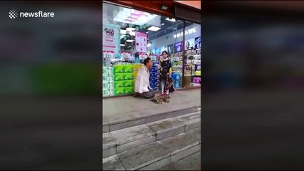 10-year-old girl helps armless man eat bread