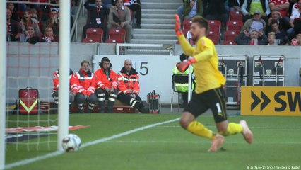 Goleiro falha e provoca lance bizarro na Bundesliga