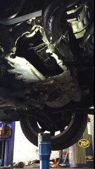 Une voiture avec une moitié de moteur