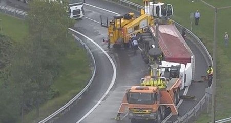 Скачать видео: Son Dakika! Basın Ekspres Yolu Girişinde TIR Devrildi! İki Şerit Trafiğe Kapatıldı