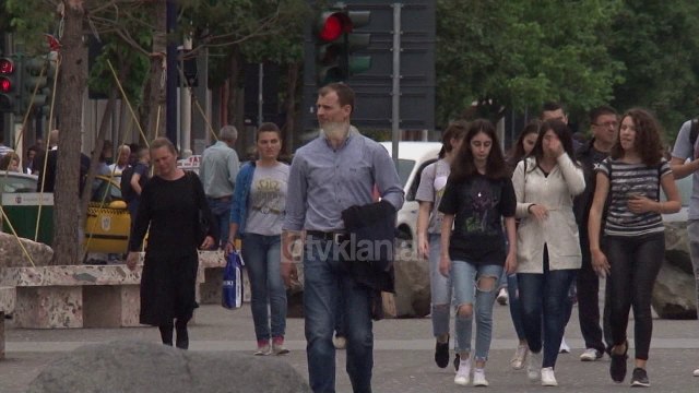 Gjysma e buxhetit te familjeve per ushqim, drita dhe uje