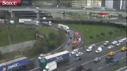 Basın Ekspres Yolu girişinde TIR devrildi