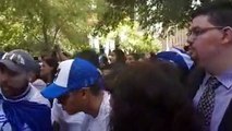 Universitarios nicas que huyeron del país llegan a la protesta de la comunidad nicaragüense en Nueva York, frente a las instalaciones de Naciones Unidas.