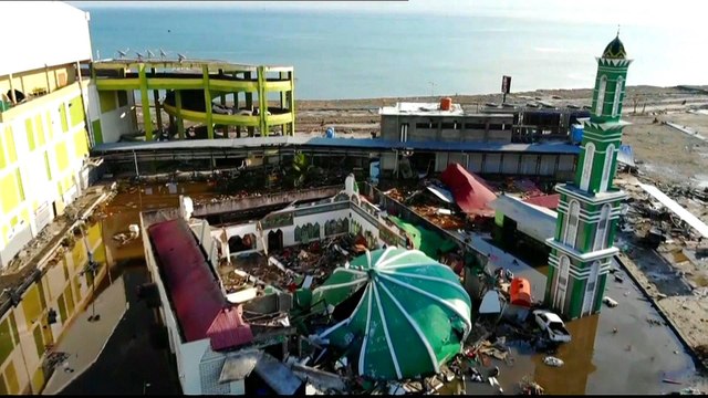 Indonesia plans mass burials for quake and tsunami victims