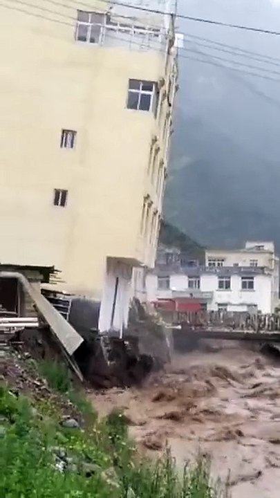 A hurricane storm mashes up this building