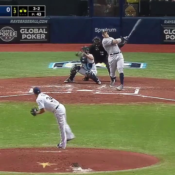 Une réaction surprenante d'un joueur de Baseball à une balle qui arrivait vers son visage !
