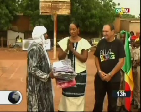 ORTM/Dons de kits scolaires aux enfants démunis lors de l’Opération Cartables Pour Tous organisé par l’Association Education Pour Tous