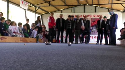 Yaşlılar, il müdürleriyle bocce maçı yaptı