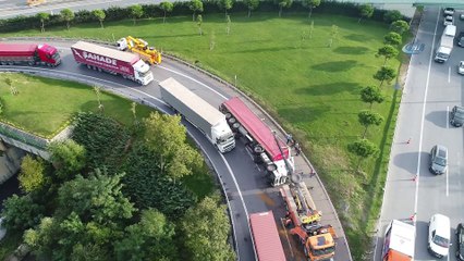 TEM Mahmutbey Basın Ekspres bağlantı yolunda tır devrildi