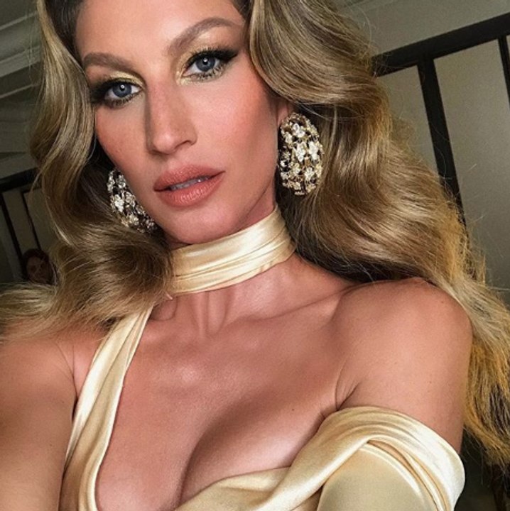 HBZ: Gisele Bündchen revealed that she got a boob job—and she regrets it