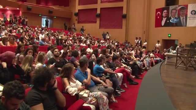 Oyuncular Özge Özpirinçci ve Hazal Kaya Antalya'da Panele Katıldı