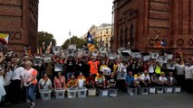 Manifestants a l'Arc de Triomf en l'aniversari de l'1-O