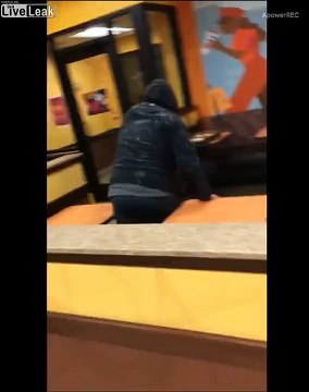 Il arrose de glaçons un SDF dormant dans son Fast Food