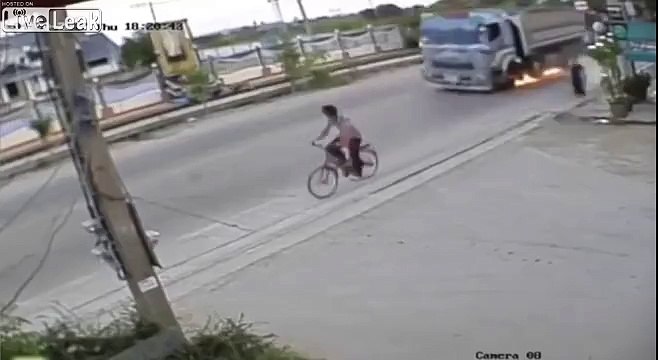 Chanceux, ce cycliste échappe à un pneu et un camion en feu !