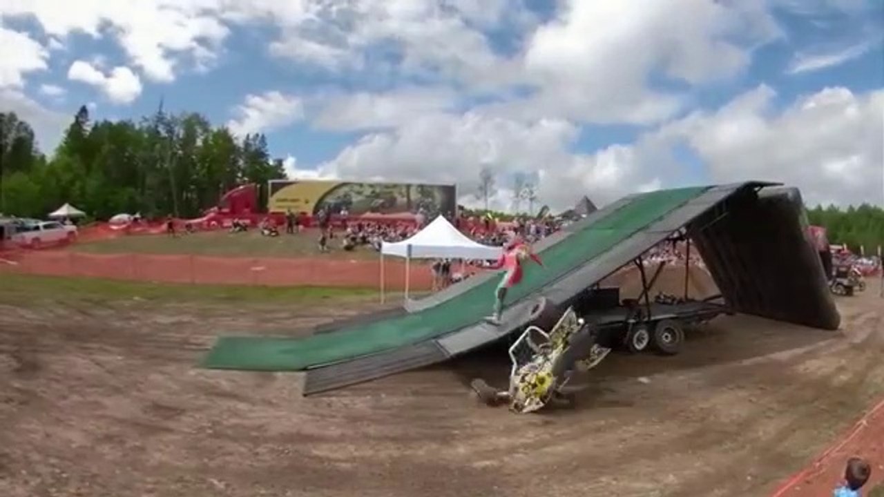 Ce gars en quad se prend la gamelle de sa vie