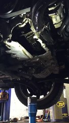 Le moteur de cette voiture tourne encore alors qu'il est en piteux état