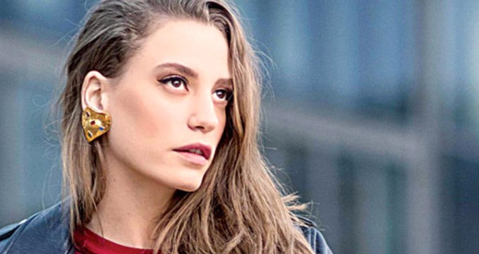 Serenay Sarıkaya, Siyah Beyaz Paylaşımıyla Takipçilerini Büyüledi