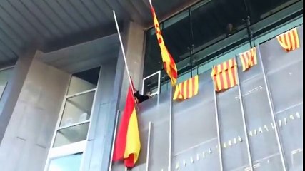 Los CDR entran a la fuerza en la Delegación del Gobierno de Girona y retiran la bandera española