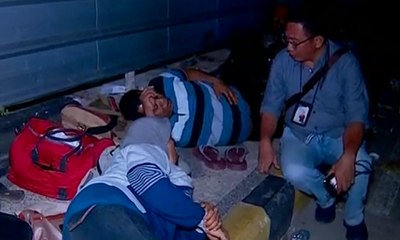 Berharap Dievakuasi dari Palu, Warga Bertahan di Bandara