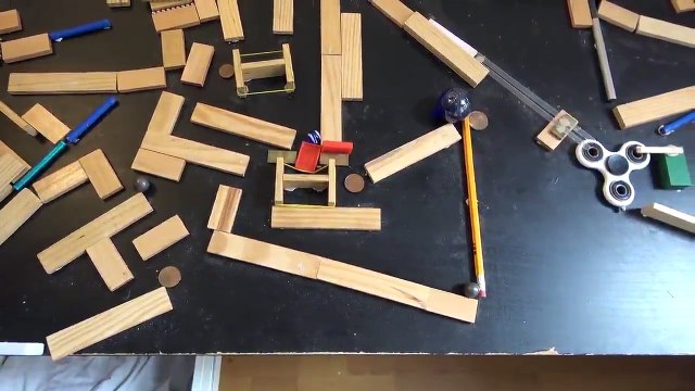Jeu de Goldberg avec des billes incroyablement bien réalisé