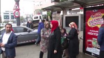 Üsküdar’da Otomobil Otobüs Durağına Daldı: 3 Yaralı