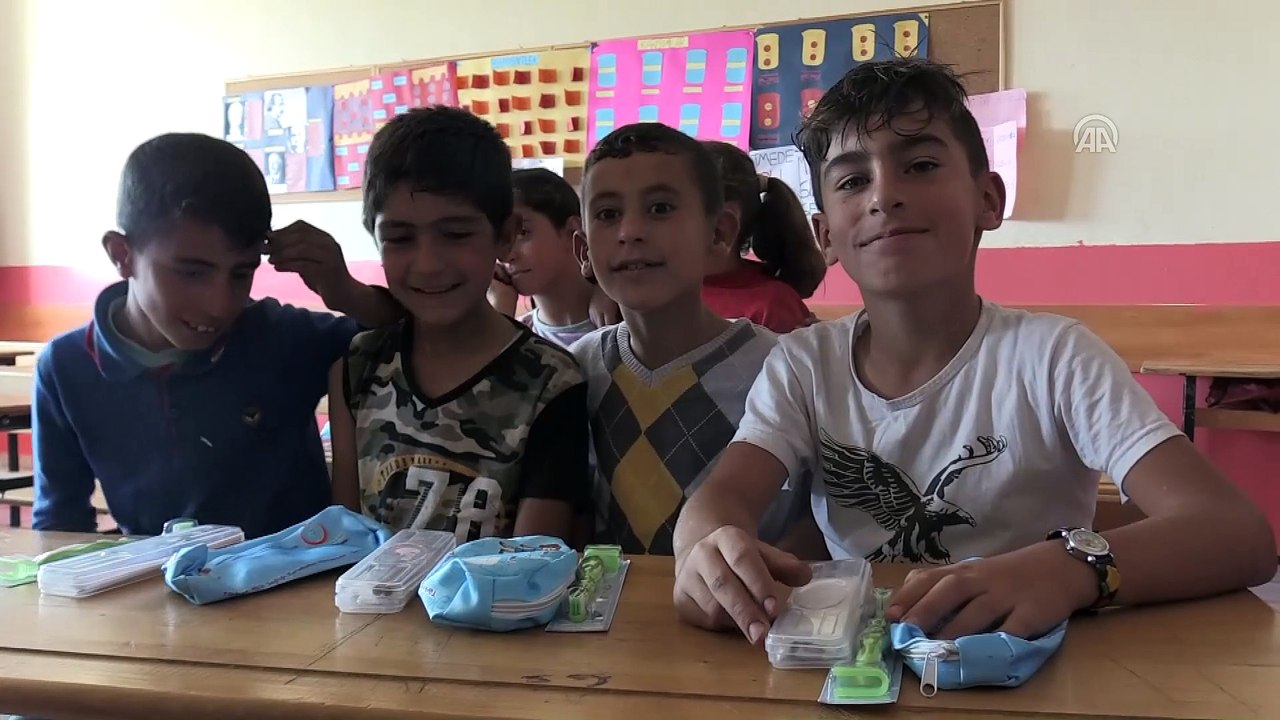 Köy çocuklarının dünyasını renklendiriyorlar - BİTLİS