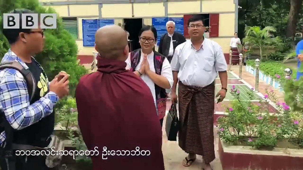 ဆက္သြယ္ေရးပုဒ္မ၆၆ဃ ပုဒ္မနဲ႕အမွဳဖြင့္ခံရတဲ႕ ဘဝအလင္းဆရာေတာ္ ရဲစခန္းမွာ လာေရာက္အစစ္ေဆးခံဘဝအလင္းပရဟိတအသင္းကို ဦးေဆာင္ေနတဲ႕  ဆရာေတာ္ ဦးေသာဘိတကို အလယ္ပိုင္းတုိင္း