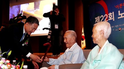 오늘 '노인의 날' 기념식...100세 노인에게 장수지팡이 '청려장' 전달 / YTN