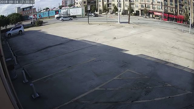 سيارة تسقط من موقف سيارات وتهبط أمام محل لغسيل السيارات