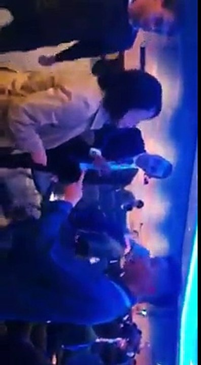 Une journaliste chinoise gifle un étudiant pendant une conférence sur Hong-Kong, en Angleterre