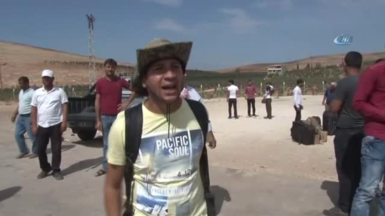 Üç Yıldır Görmediği Ailesini Elinde Çiçekle Bekliyor