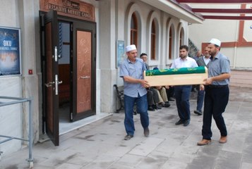 Minik Bayram'ın Kemik Parçaları Cenaze Töreni İçin Camiye Getirildi
